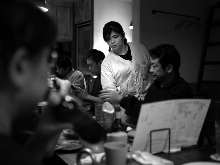 夜の店に集う人々