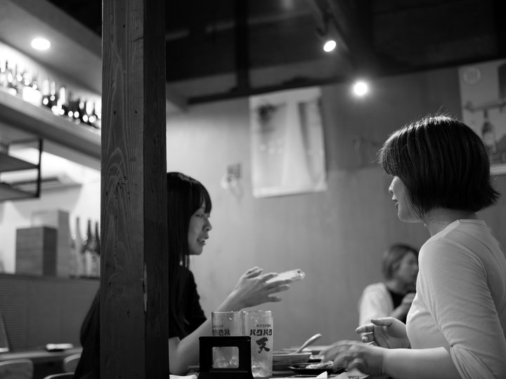 酒場で語らう客
