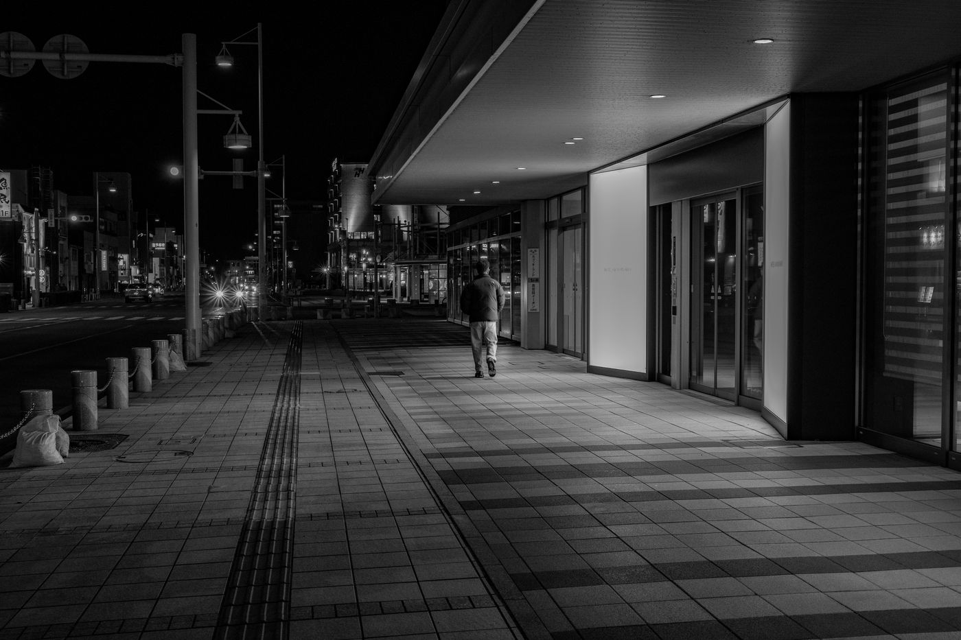 夜の駅前遊歩道