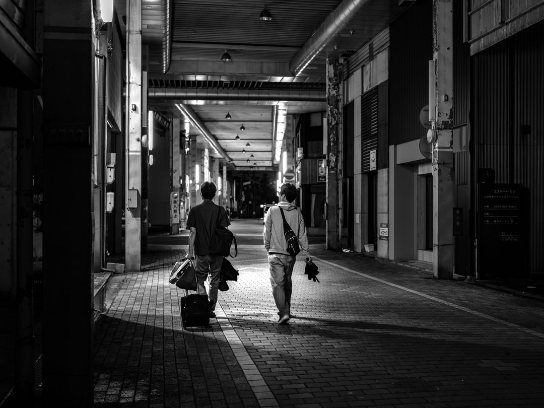 夜の商店街を歩く二人