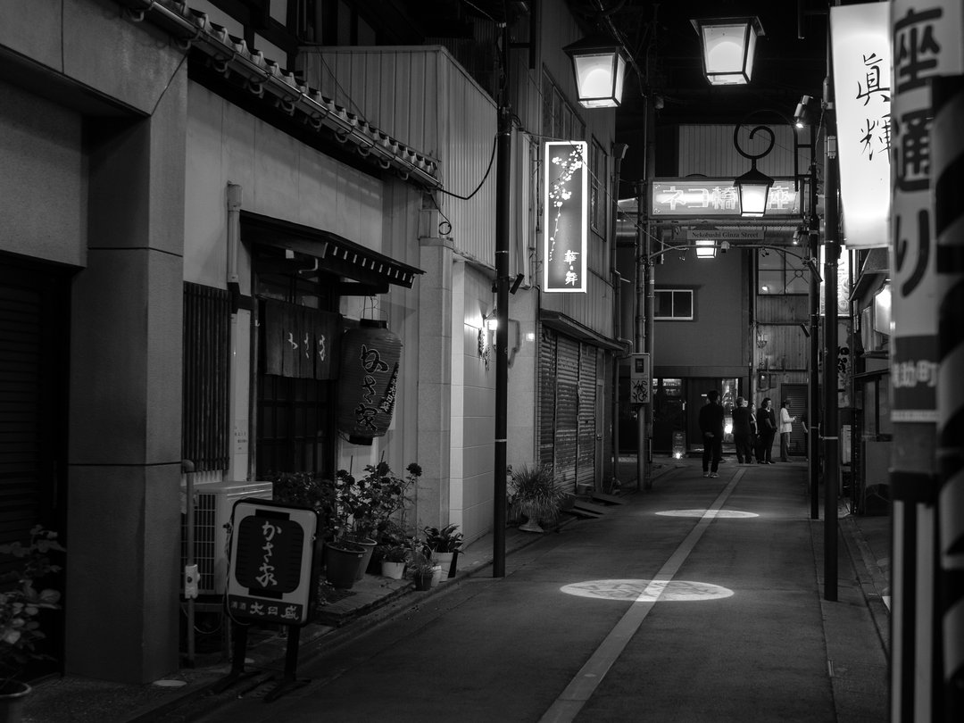 夜の中央通り商店街の路地